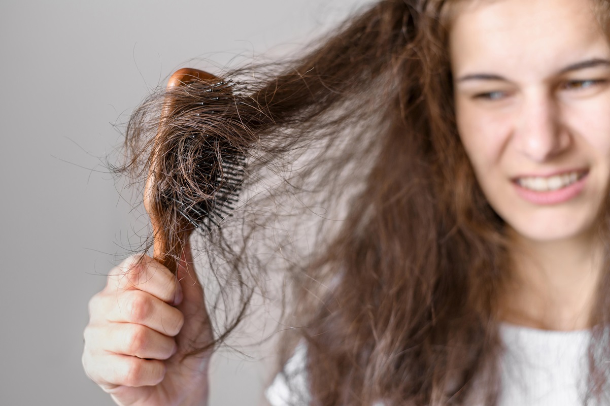 Mujer con nudos en el cabello cepillo pelo