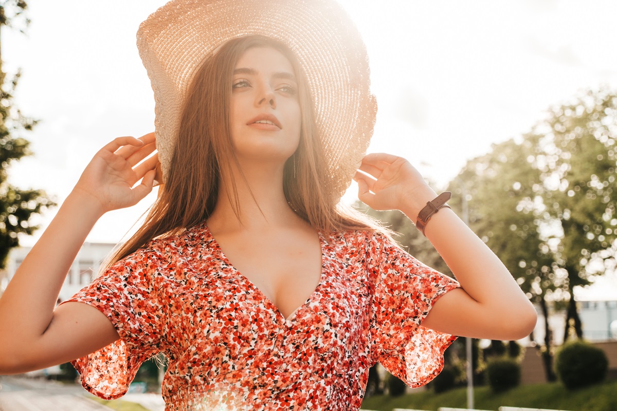 Mujer con sombrero verano calor vacaciones