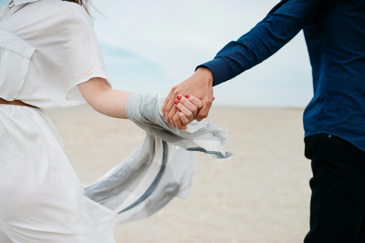 Pareja amor relación tomados de la mano