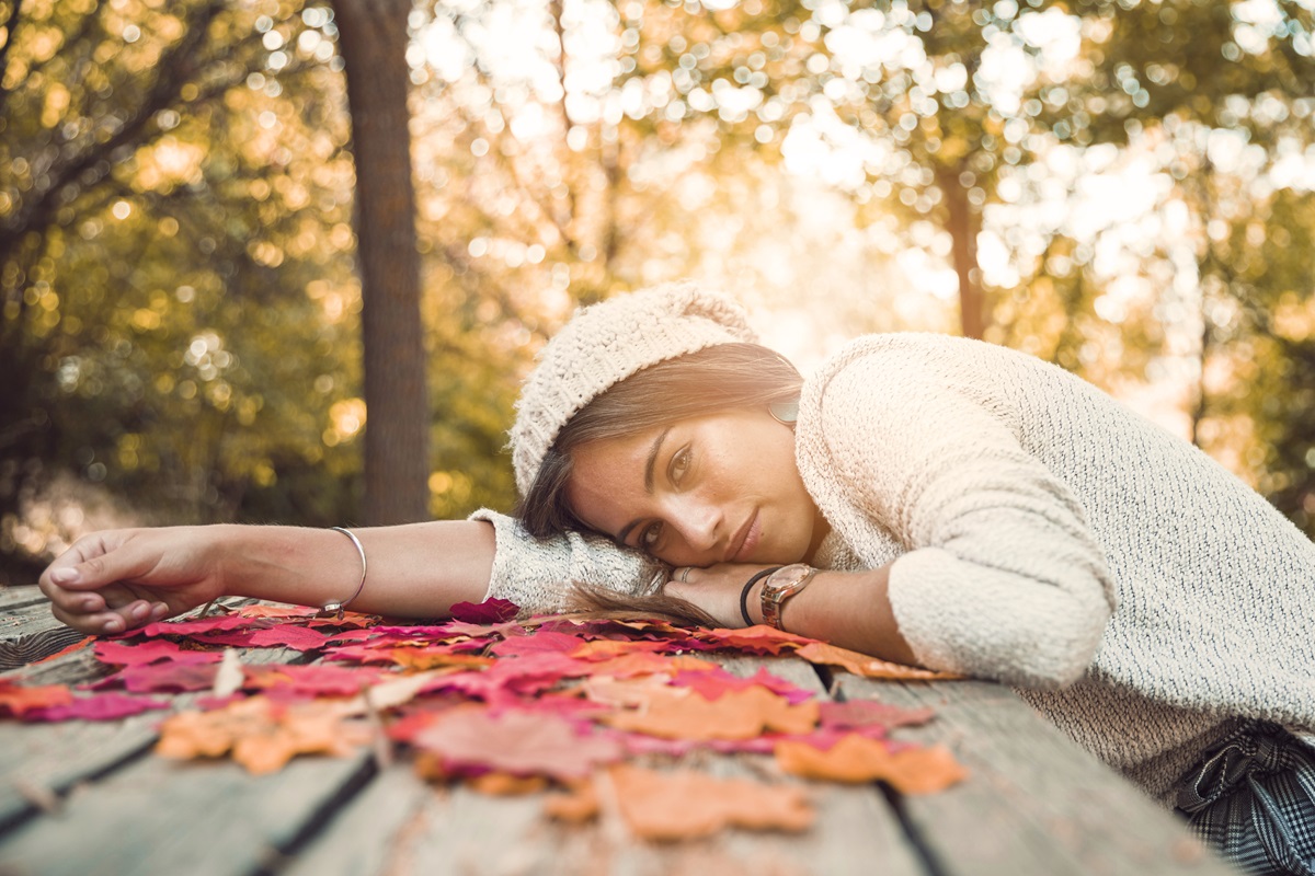 Otoño verano mujer tristeza depresión hojas secas