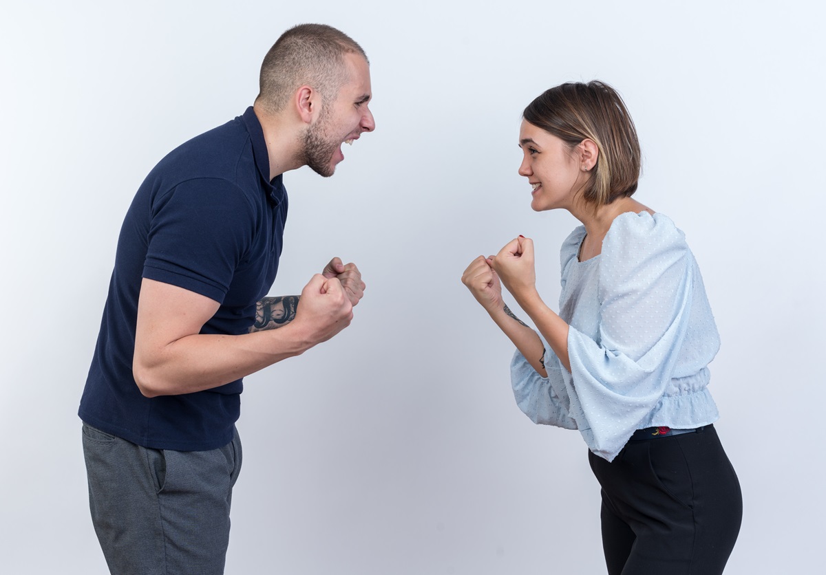 pareja pelea discusión conflicto gritos