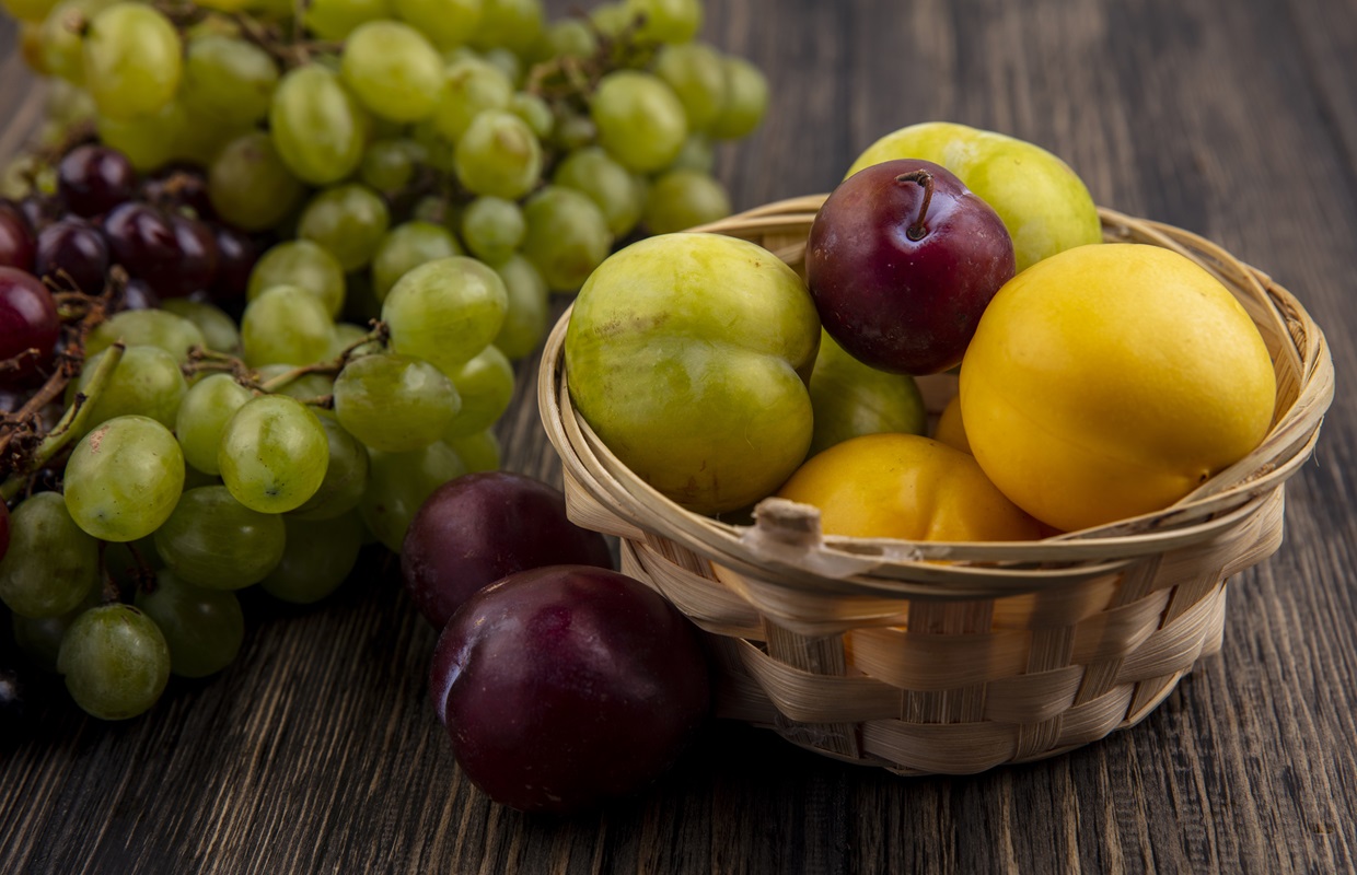 Uva verde morada negra ciruela