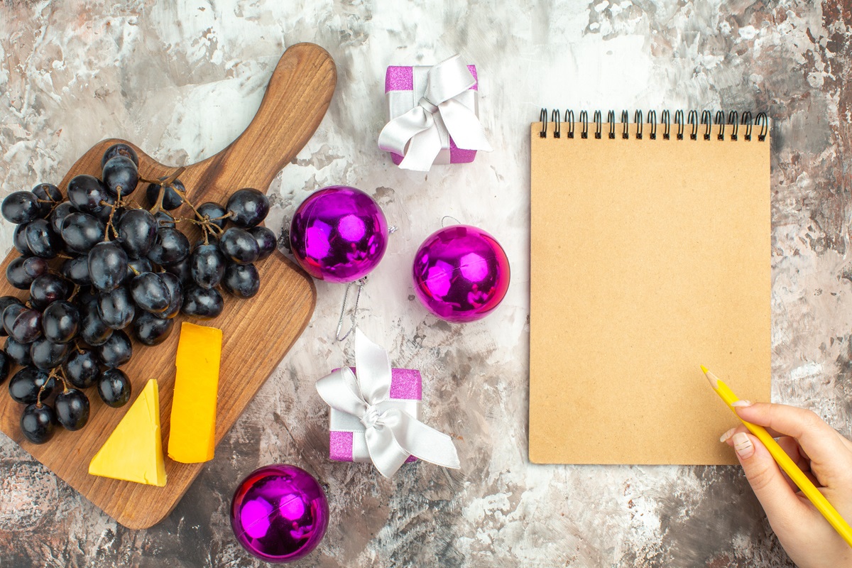 uvas año nuevo deseos lista libreta escritura navidad queso