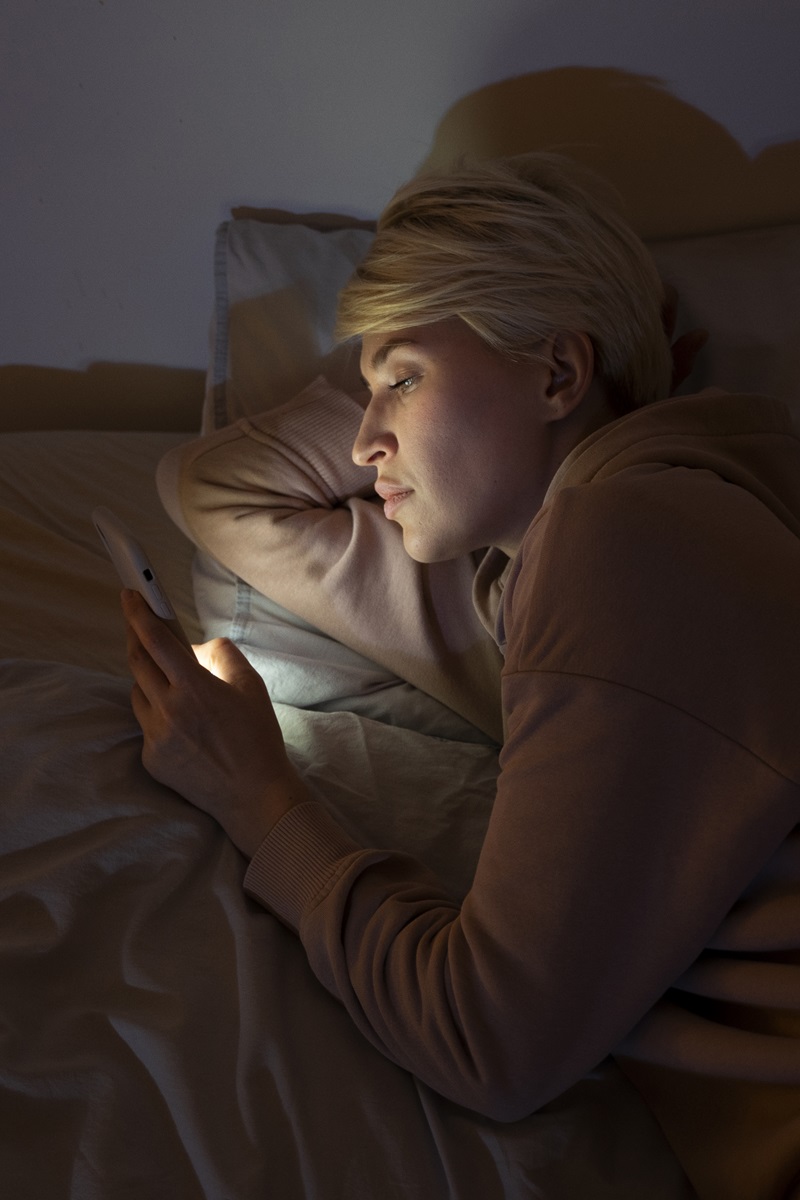 desvelarse sueño dormir tarde teléfono redes sociales insomnio adicción