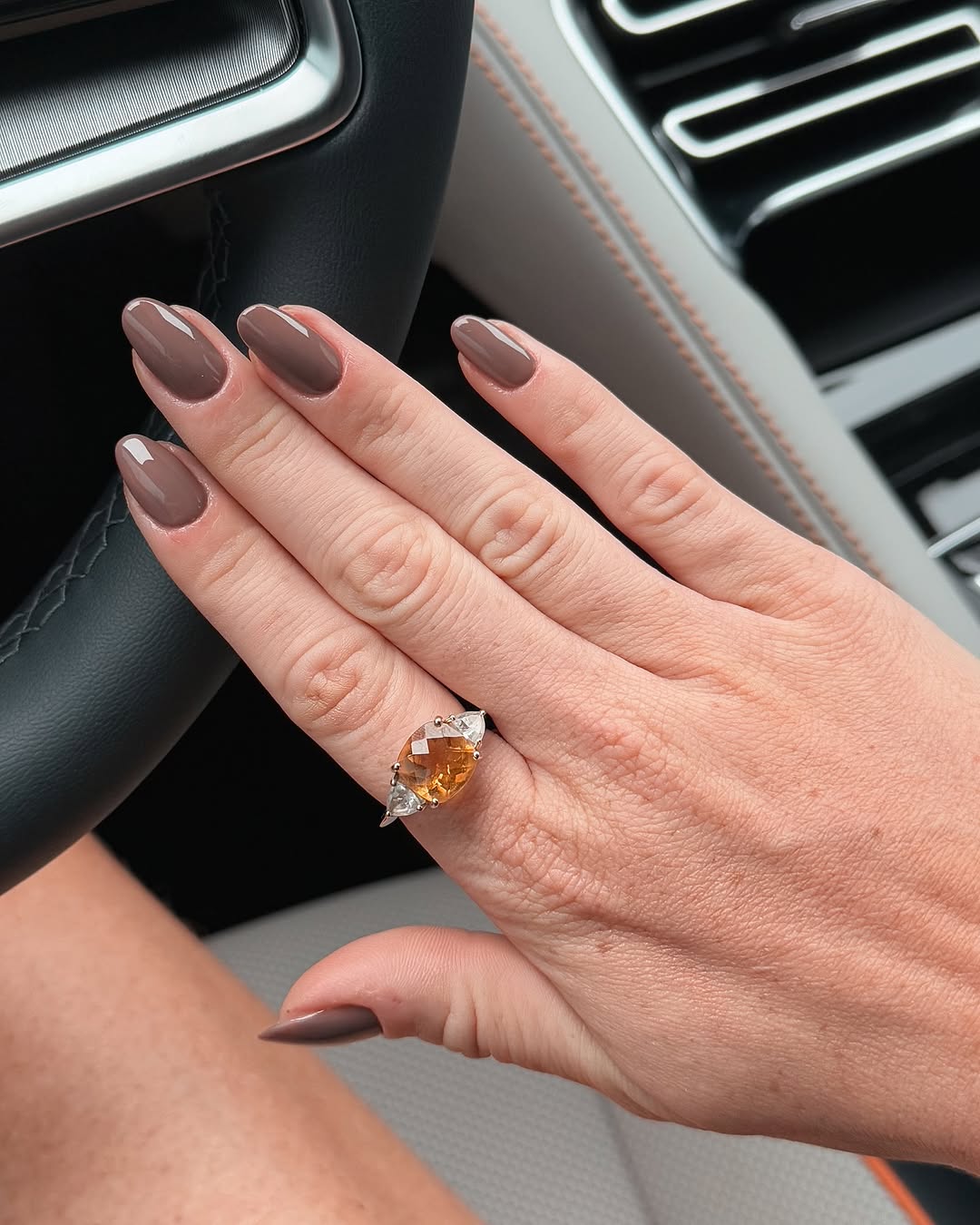 mocha mousse uñas manicura nails pantone 2025