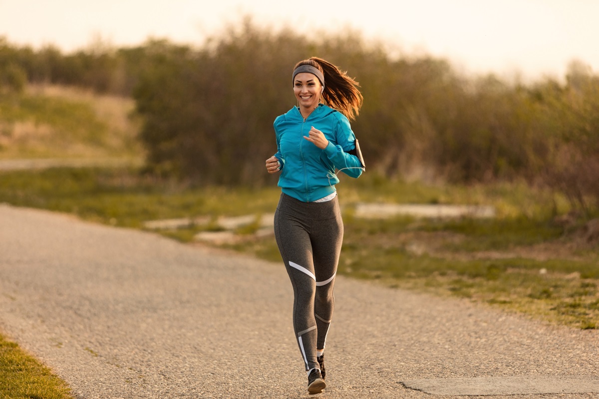 mujer corriendo running ejercicio ropa deportiva deporte salud