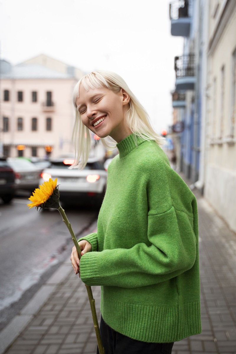 mujer danesa albina rubia piel Dinamarca girasol sueter