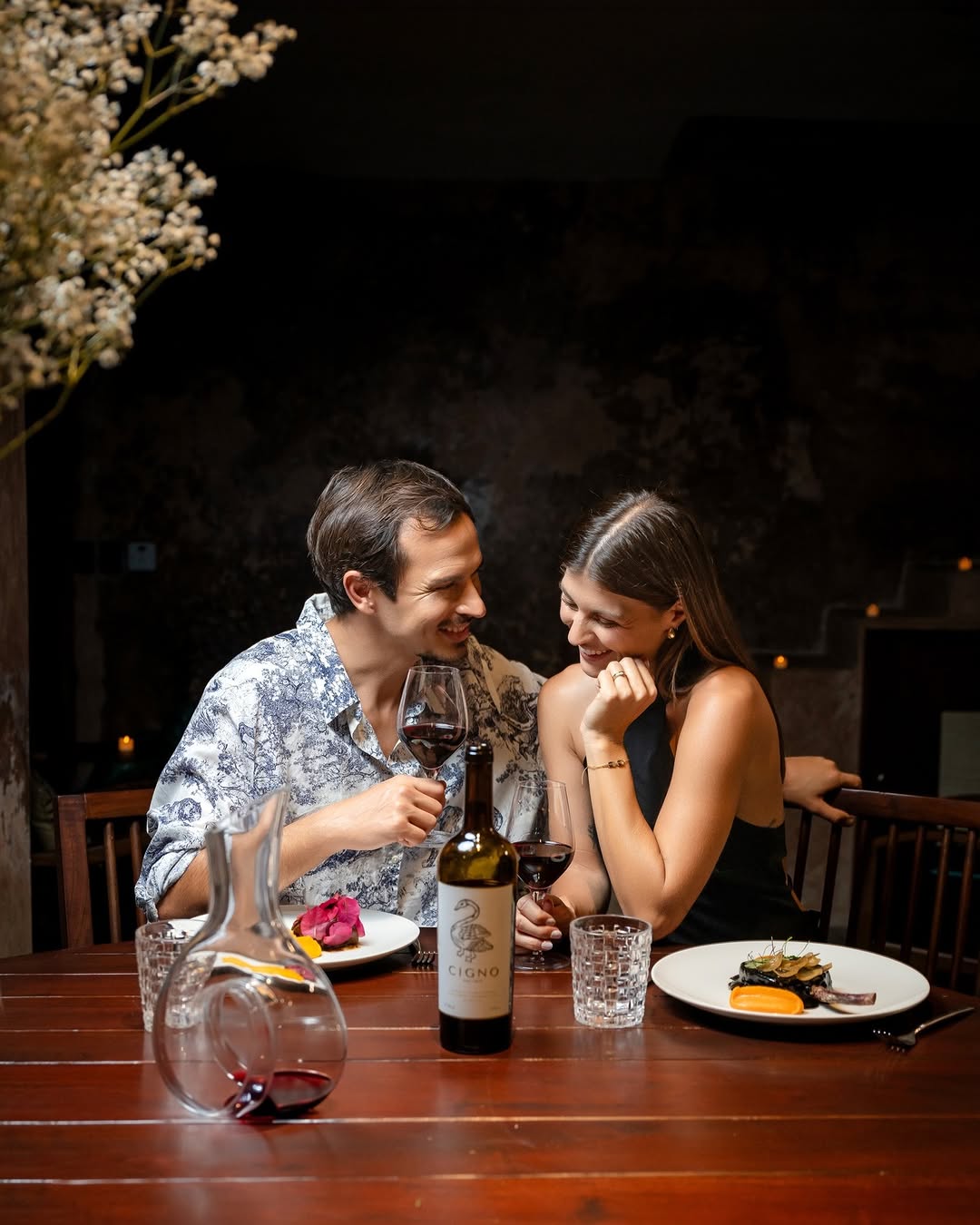 pareja cena romántica vino valentin 14 febrero amor amistad hotel restaurante