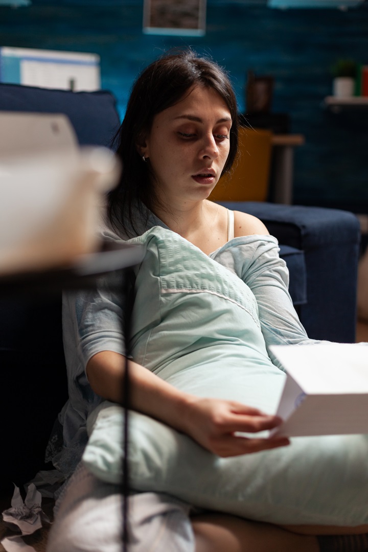 Desesperación angustia duda mujer sentada leyendo