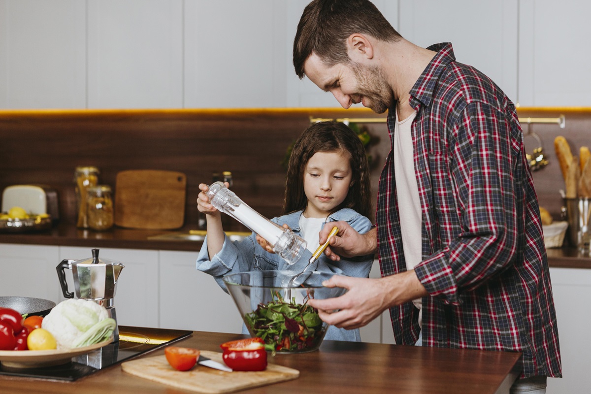 padre papá hija paternidad cocinando comida ensalada cocina