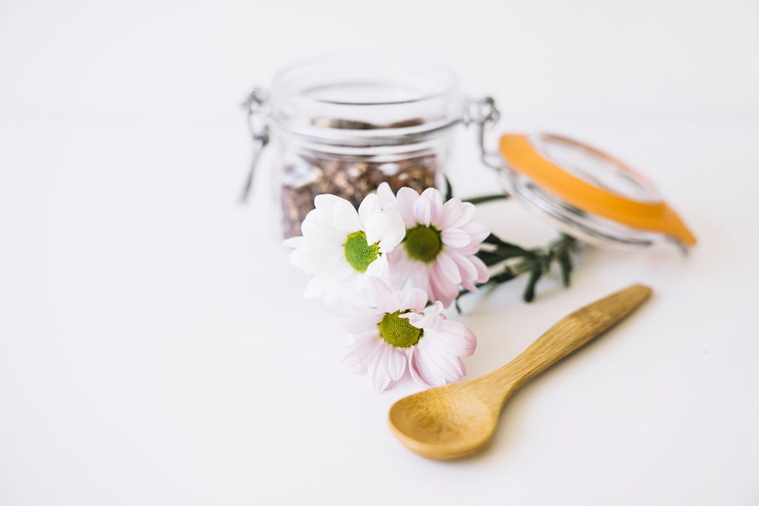 flores nueces cuchara frasco madera primavera
