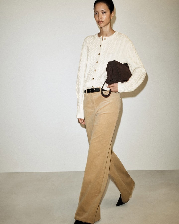 pantalón beige blusa punto tejida COS Stores