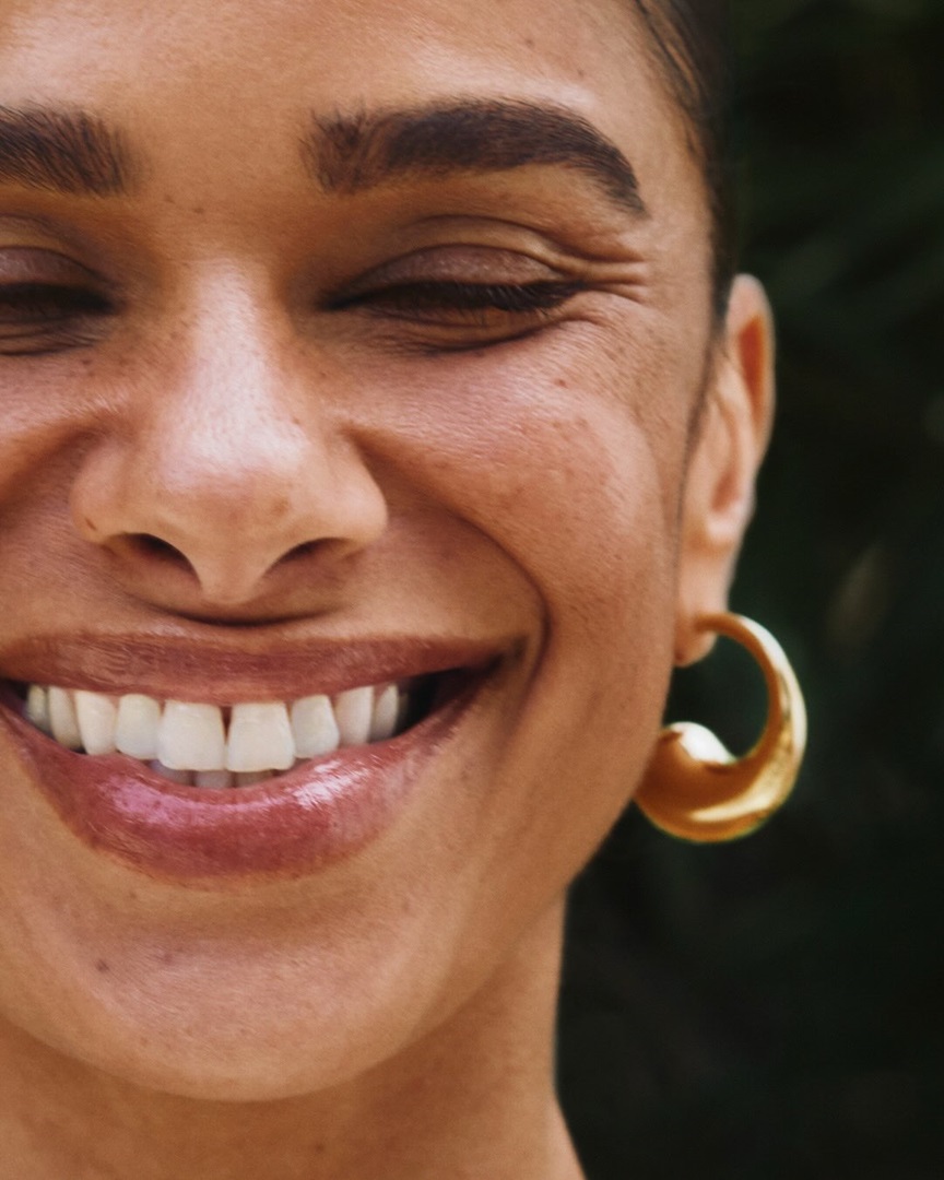 Cejas sonrisa MERIT aretes grandes