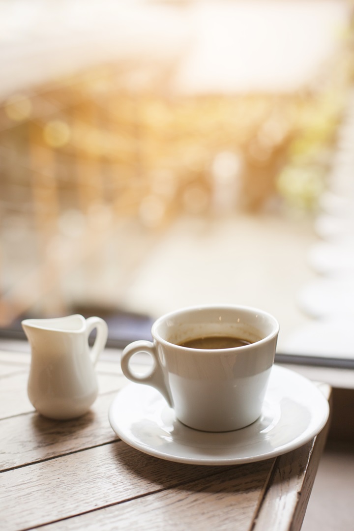 café crema leche mesa madera mañana desayuno