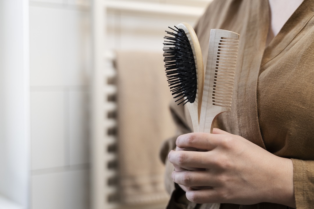 cepillo peine pelo madera bambú plástico