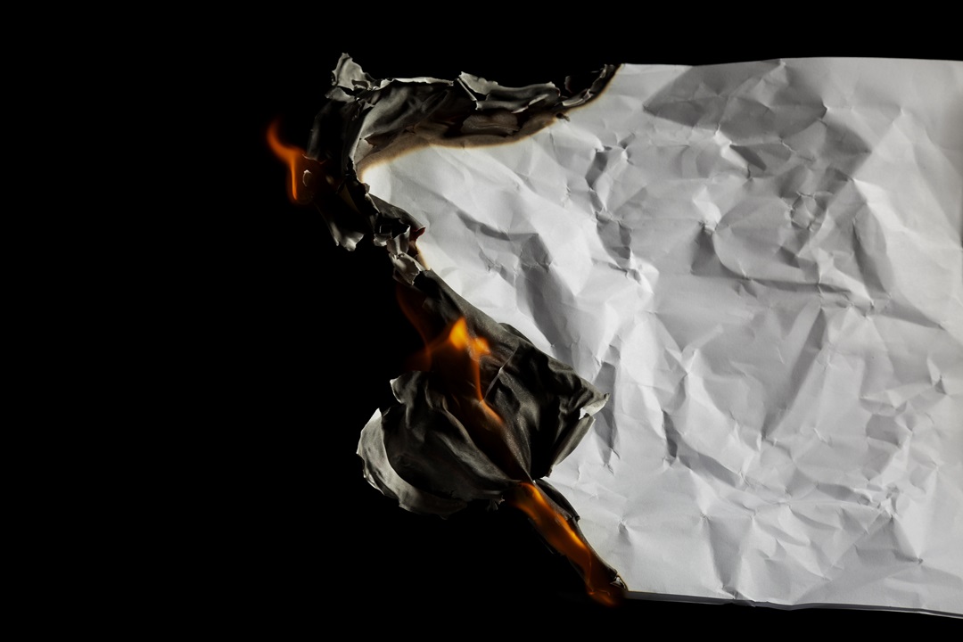 hoja papel quemado