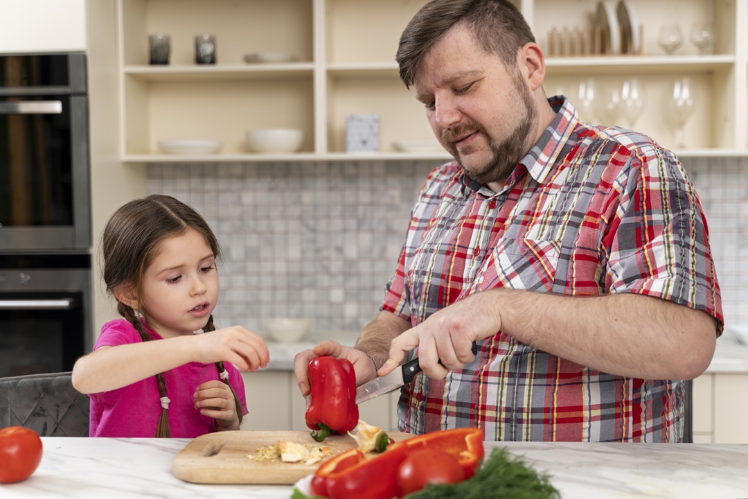 papá cocina hija comida