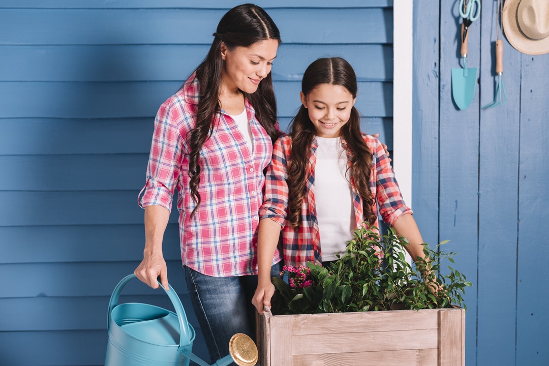 jardinería mamá hija sembrar plantas regar