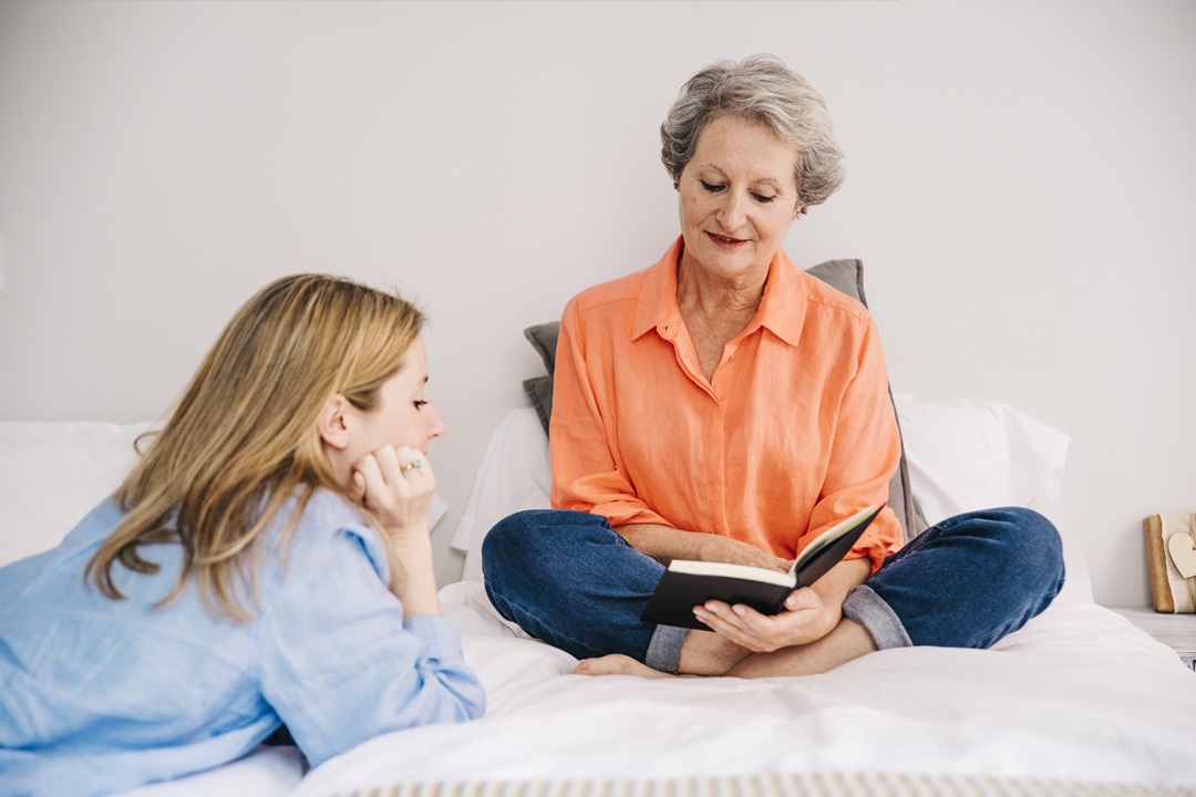 madre hija abuela escuchar conversación platicar recuerdos libro fotos album