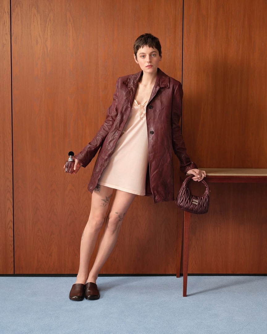 abrigo chaqueta piel gabardina vestido rojo miu miu cuero