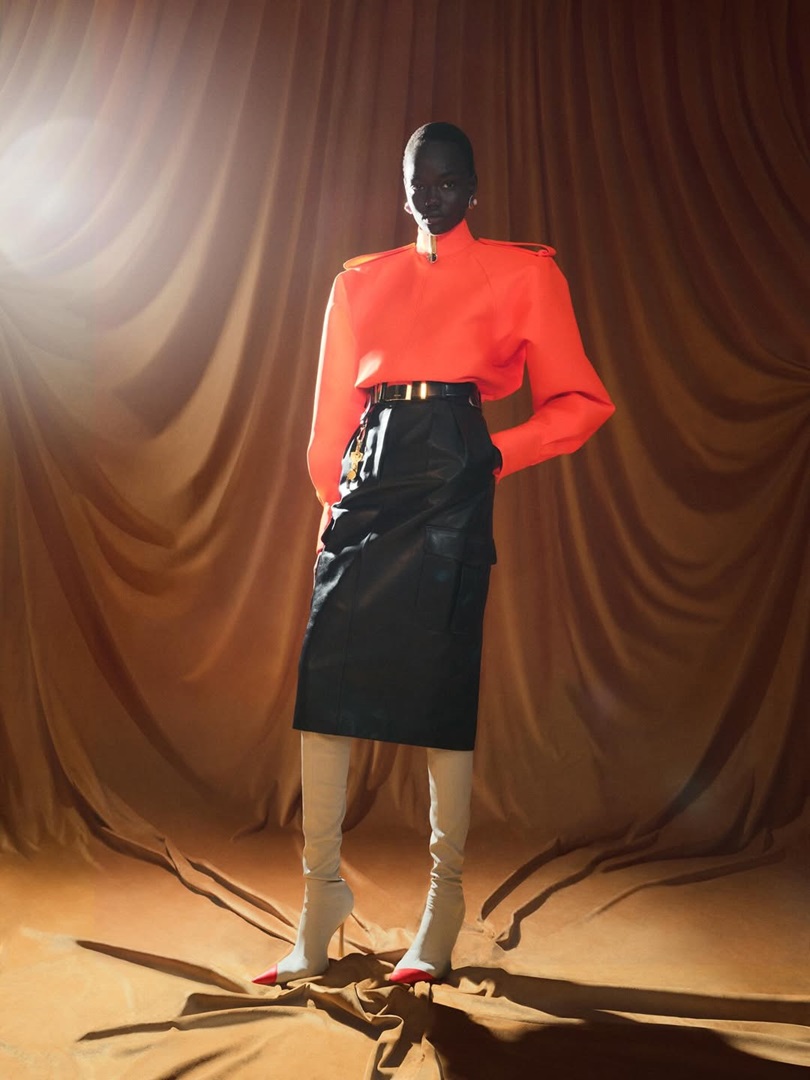 falda lápiz cuero chamarra naranja botas tacones blancas Mugler