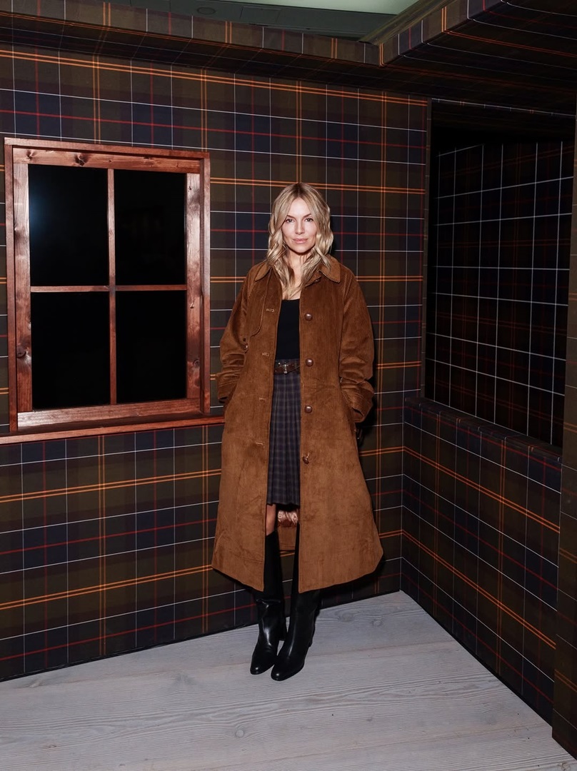 Sienna Miller botas altas Barbour abrigo tartán falda